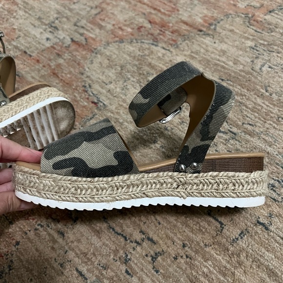 Soda Girl’s Camo Platform Sandals, Size 2 - Picture 5 of 11